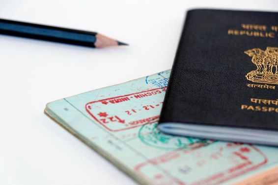 Vereinigte Arabische Emirate und indische offizielle Stempel auf einer Passseite, in Arabisch und Hindi.