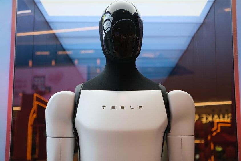 Tesla robot Optimus márka logóval.