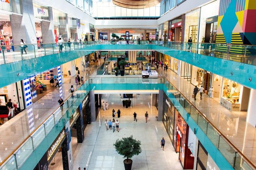 Dubai Mallban sétáló turisták.