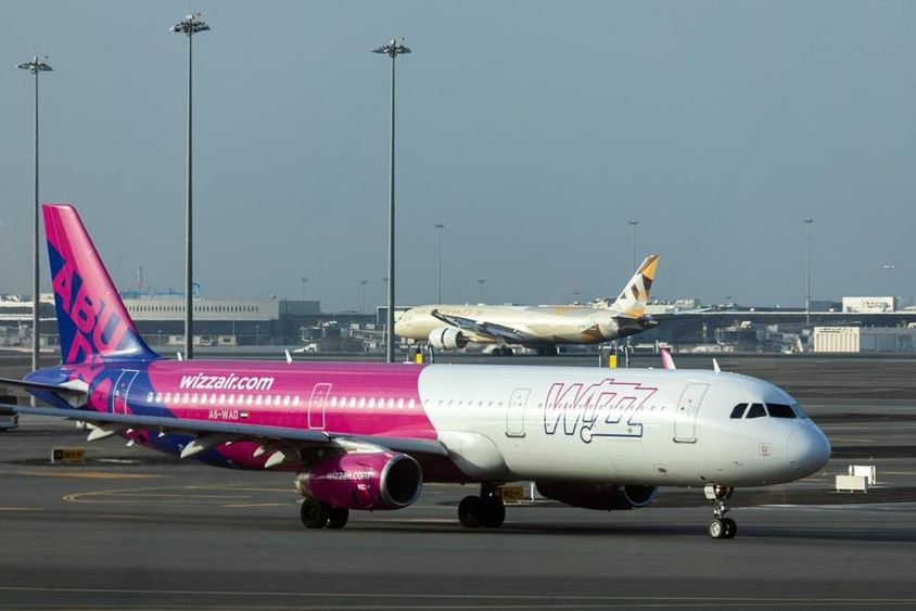 Wizz Air és Etihad repülőgépek az Abu Dhabi Nemzetközi Repülőtér kifutópályáján.