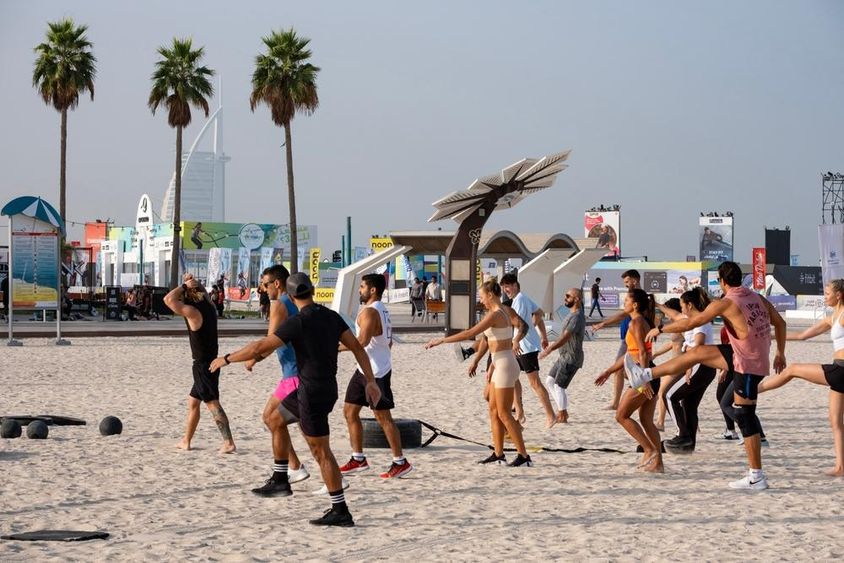 Egy csoport röplabdázó a Dubai Fitness Challenge versenyen.
