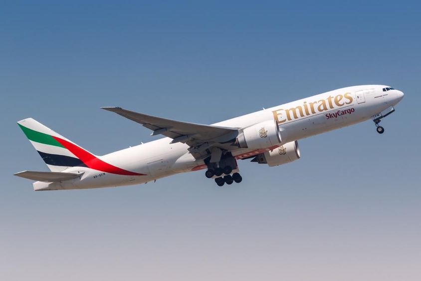 Emirates SkyCargo Boeing 777-F repülőgép a hongkongi repülőtéren (HKG), Kínában.