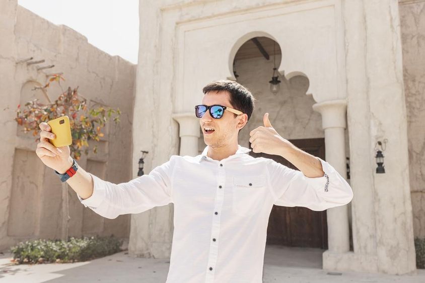 Férfi videót rögzít blogbejegyzésként  a régi Bur Dubai Creek negyedben.