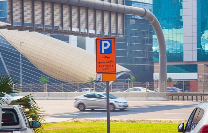 Fizetős parkolási tábla a Dubai utcán.