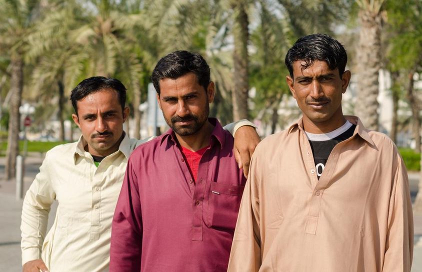 Pakisztáni férfi építőmunkások Bur Dubaiban, Deira közelében.