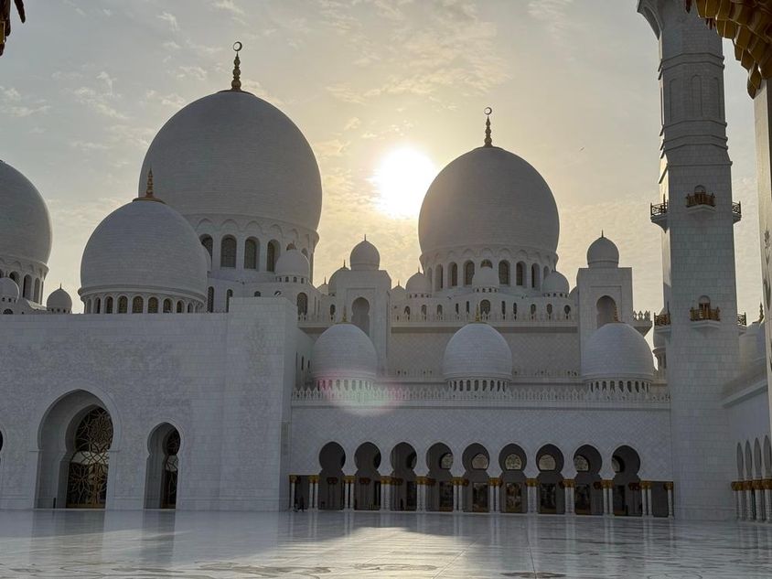 Sejk Zayed nagymecset központja Dubai, Egyesült Arab Emírségek.