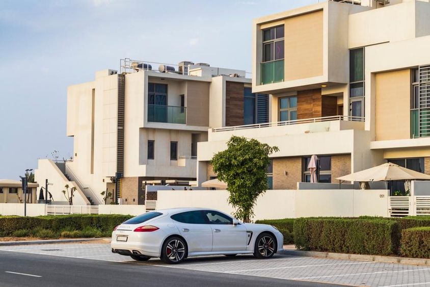 Modern sorházról Dubai déli kerületében.