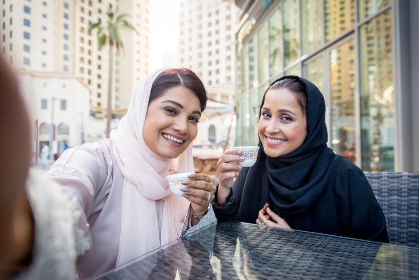 Arab nők kávéznak a szabadban Dubaiban .