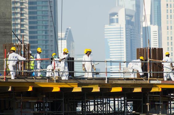 Dubaiban dél-ázsiai munkások dolgozik ingatlanpiacon.
