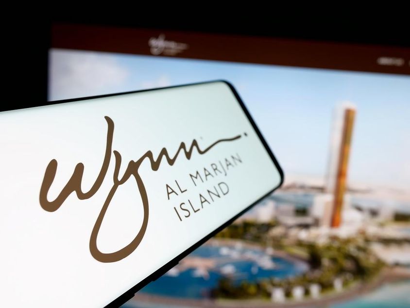 Az Egyesült Arab Emírségek Wynn Al Marjan Island turisztikai központjának logójával.