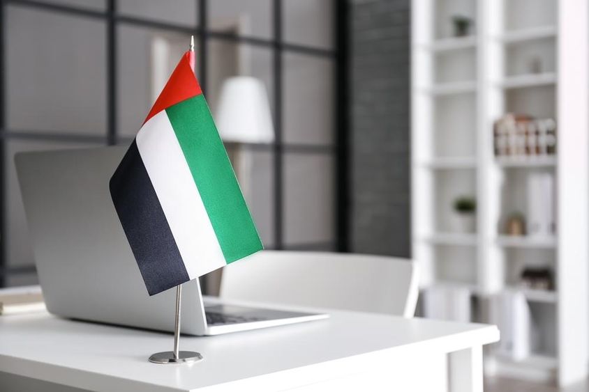Egyesült Arab Emírségek zászlaja az asztalon modern irodában.