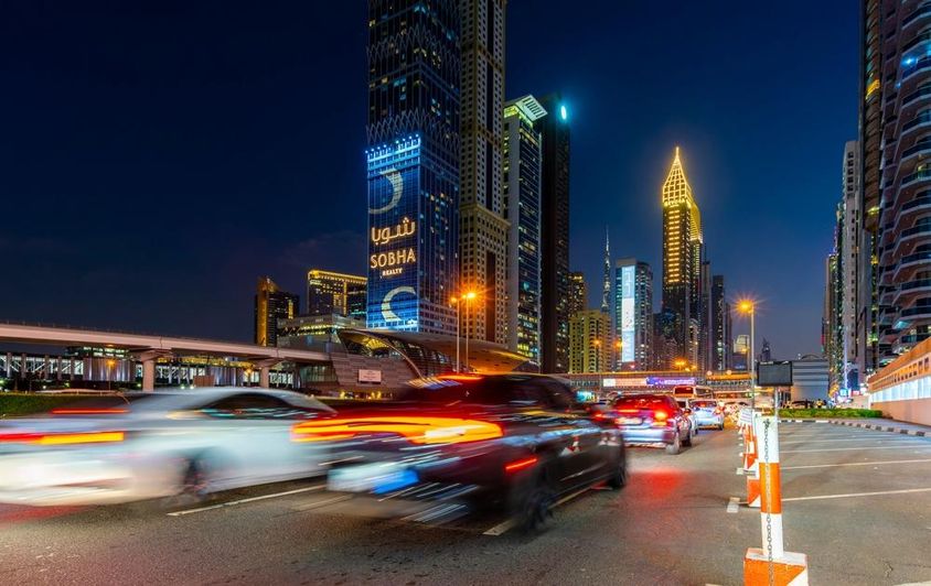 Éjszakai felvétel, Sheikh Zayed út, Dubai.