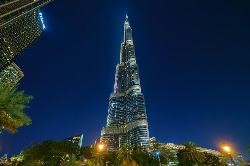 Panorámás kilátás a Burj Khalifa toronyra alulról, éjszaka.
