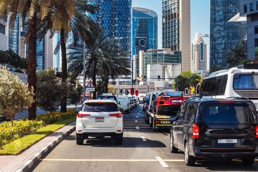 Autók dubai városi utcáin. 