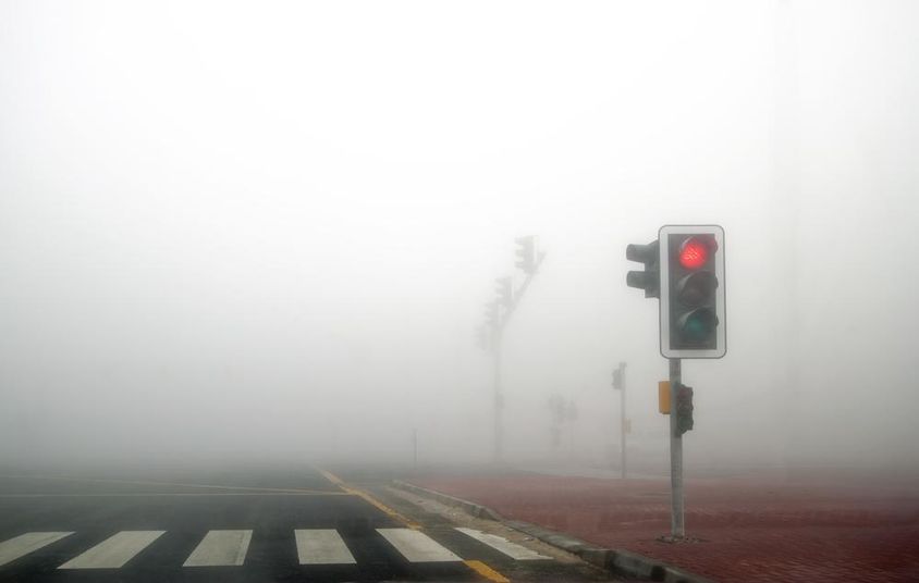 Köd a Dubai úton, piros jelzés világít.