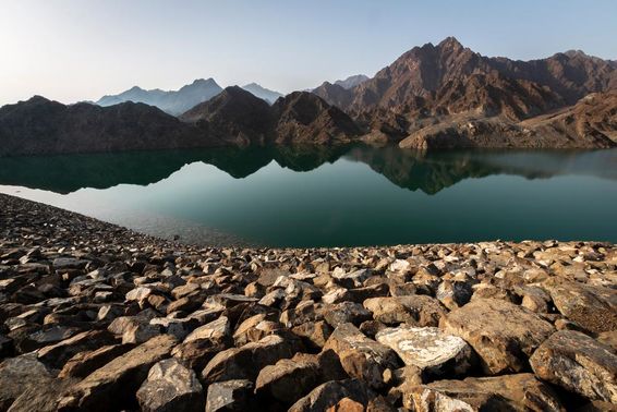 حتہ ڈیم اور پہاڑ، صبح کی روشنی میں چٹانوں اور پہاڑوں کا حسین منظر