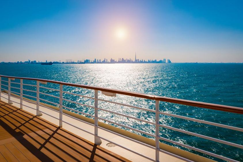 Egy tengerjáró hajón kitekintve Dubai látképe.