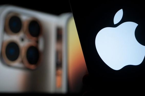 Apple's new iPhone 17 presentation on screen.