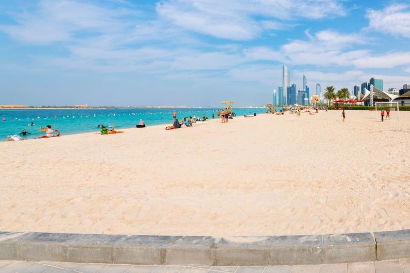 A széles, homokos Corniche strand az Arab-öböl tengerén.