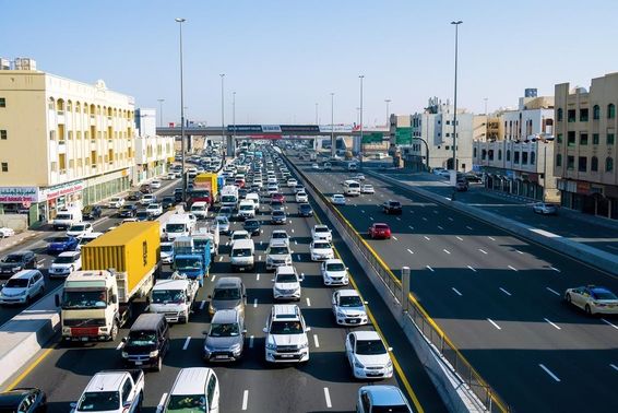 دبئی کے مضافات میں ٹریفک جام