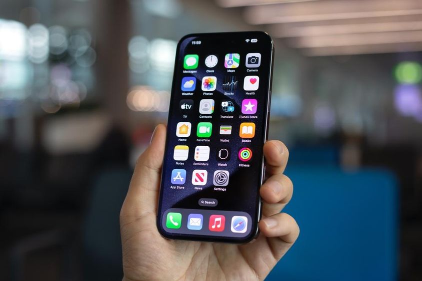 Férfi kezében iPhone 15 Pro Max.