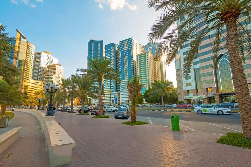 Sharjah város látképe napkeltekor.