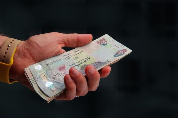 Egyesült Arab Emírségek, Dubai dirham egy férfi kezében.