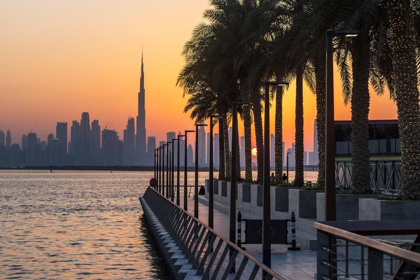 Dubai látképé a Dubai Creek kikötőjéből.