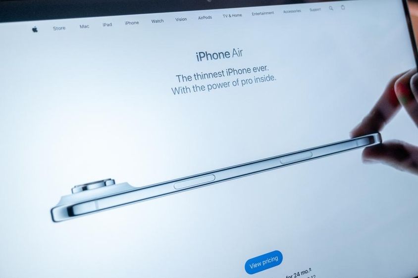 Az Apple weboldalán megjelenő IPhone Air landoló oldal egy Macbook képernyőn.