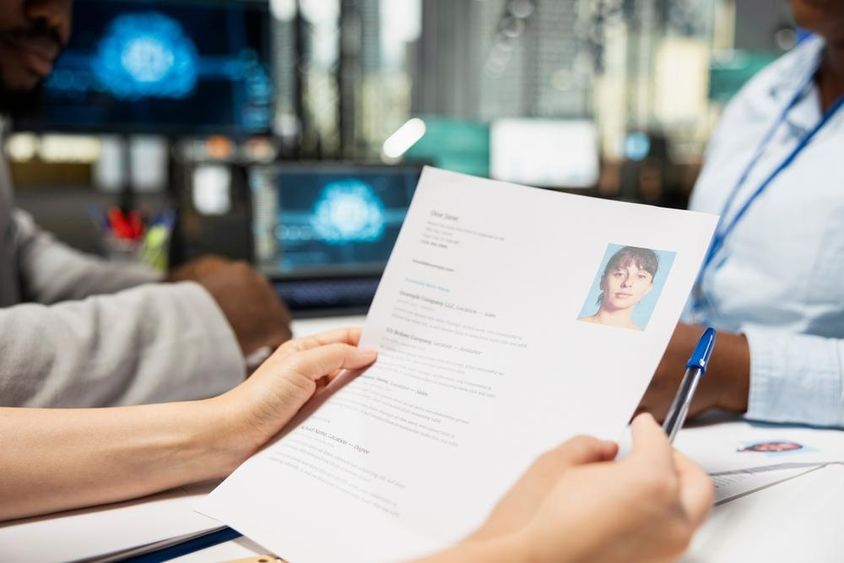HR csapat segítségével mesterséges intelligencia rendszerek szűrik az önéletrajzokat.