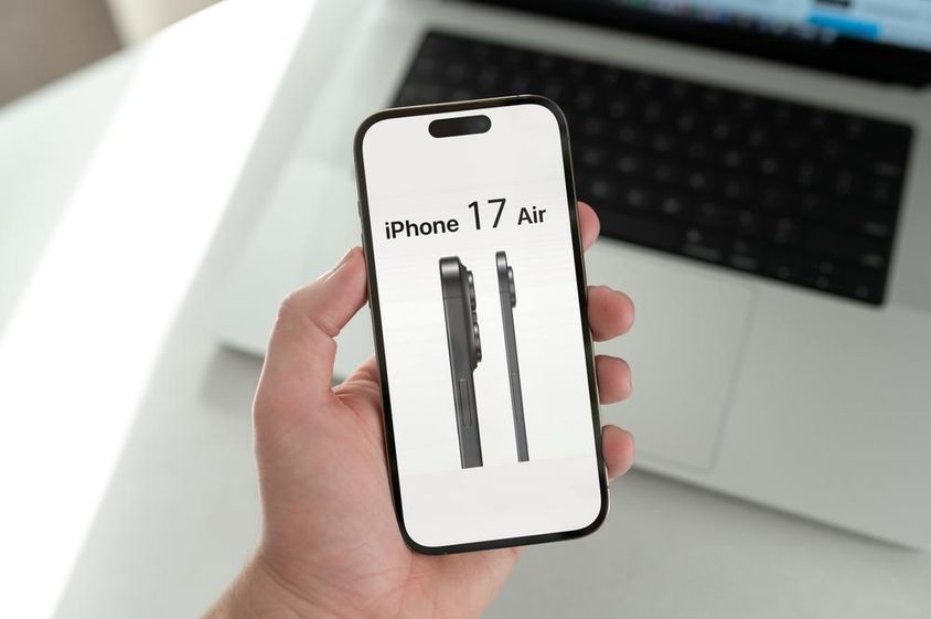 Telefon kijelzőjén látni iphone 17 airt.