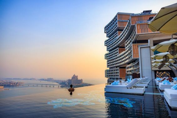 Naplemente a végtelenített medencéről, ahonnan kilátás nyílik a Palm Jumeirah-ra az Atlantis Royalban.