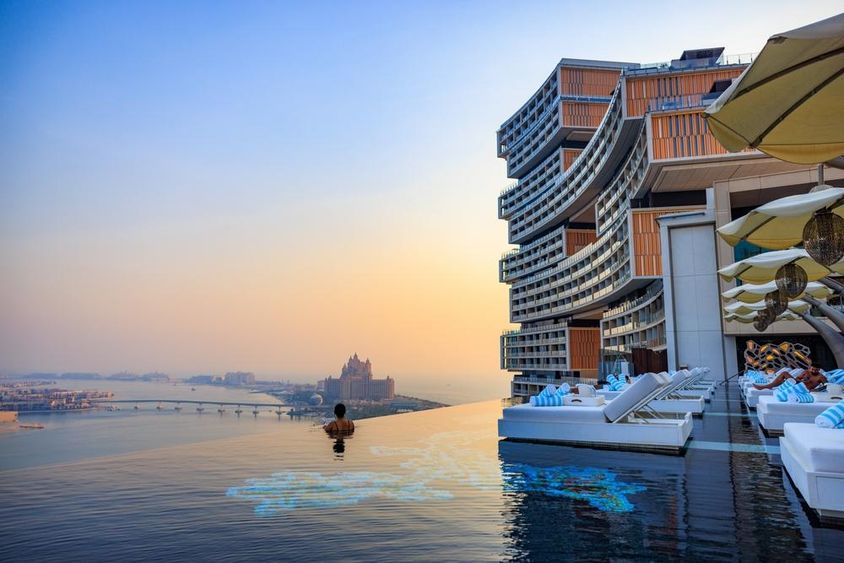 Naplemente a végtelenített medencéről, ahonnan kilátás nyílik a Palm Jumeirah-ra az Atlantis Royalban.