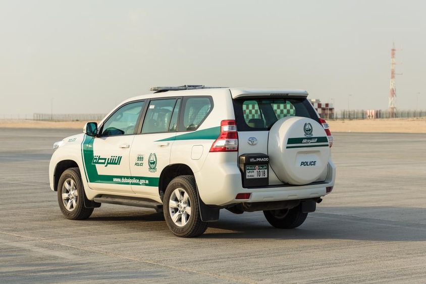 Egy Dubai rendőrautó várakozik. 