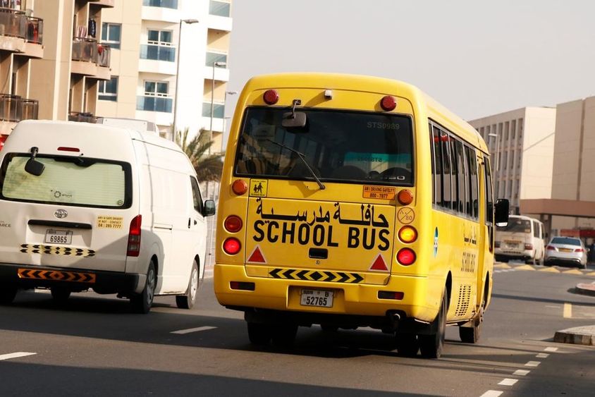 Sárga iskolabusz Dubaiban a diákok szállítására.