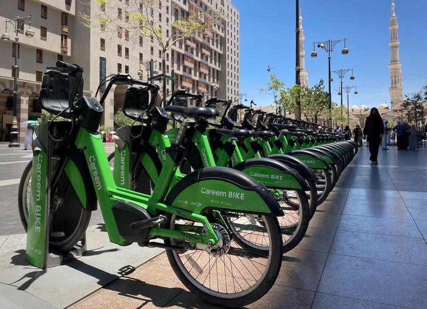 Careem kerékpárok sora egy dokkoló állomáson.