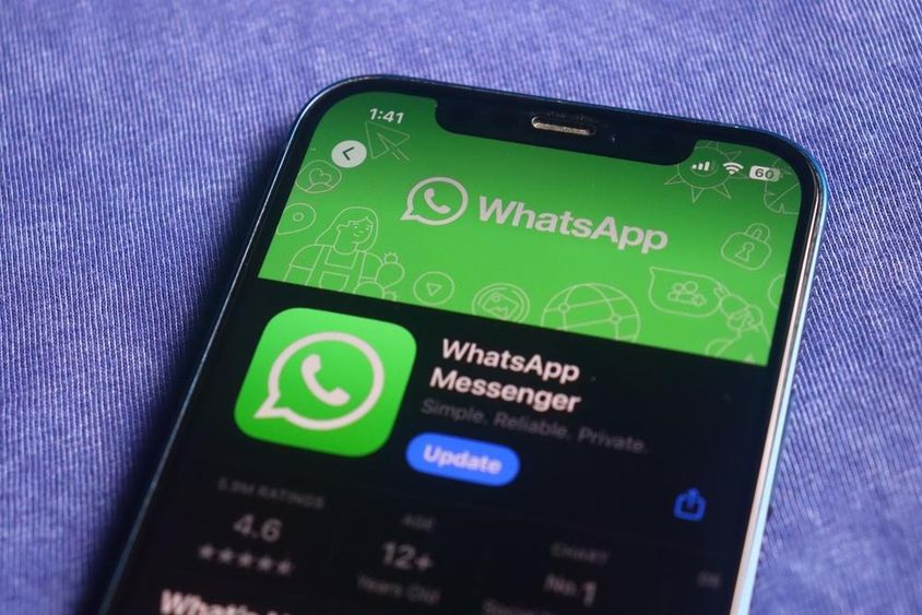 WhatsApp logó egy iPhone képernyőjén.