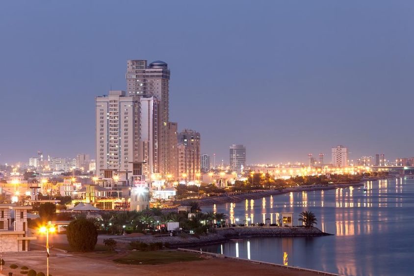 Ras al-Khaimah sétány kivilágítva alkonyatkor.