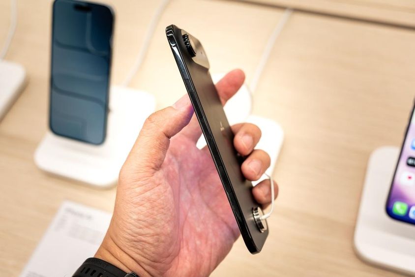 Kezében egy új iPhone 17 Air egy Áruházban.