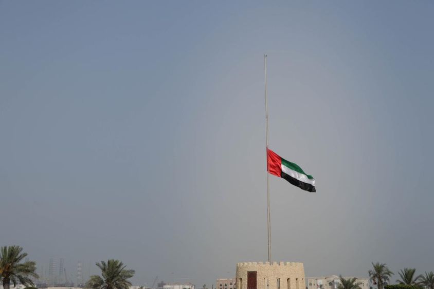 Egyesült Arab Emírségek zászlaját félárbócra eresztették Sharjahban.