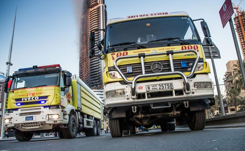 Tűzoltóautók parkolnak az utcákon.