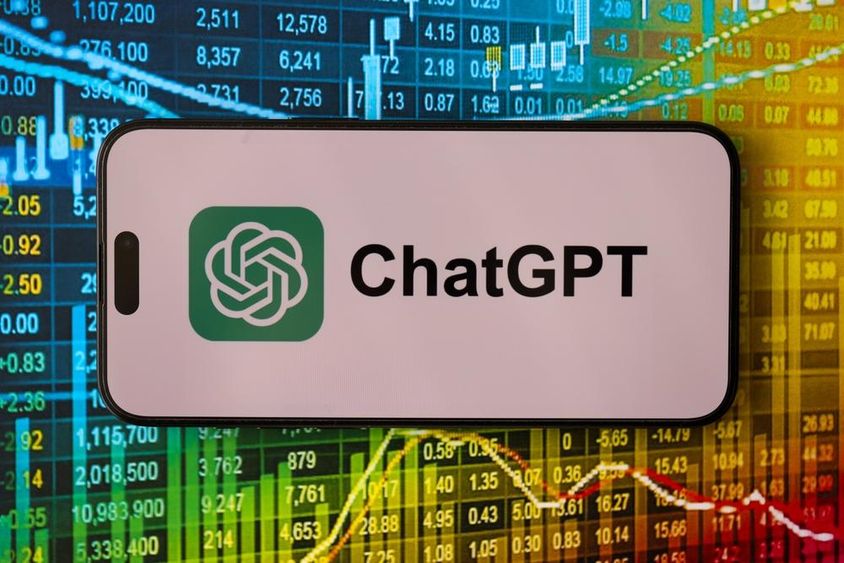 Okostelefon a ChatGPT hivatalos logóját mutatja.