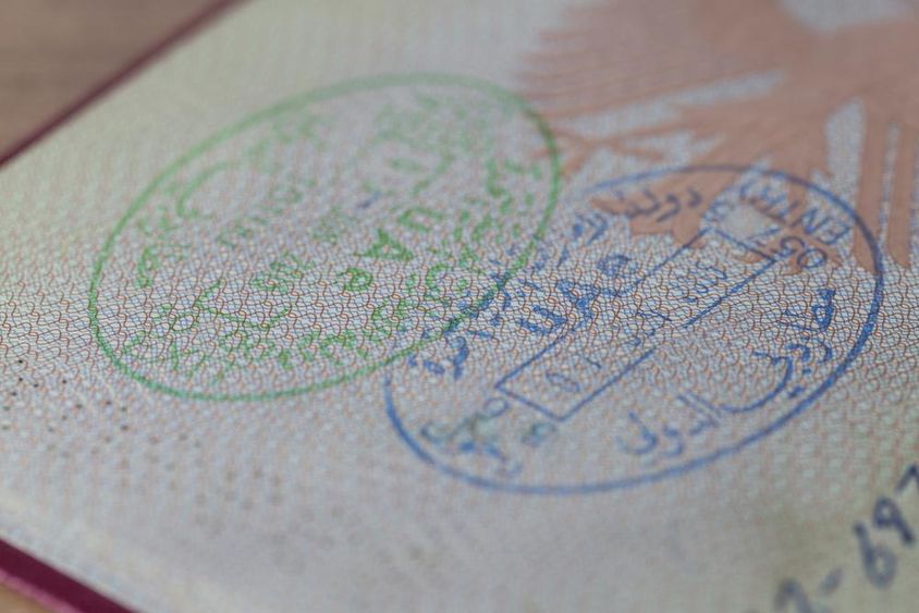 Az Egyesült Arab Emírségek be- és kilépési bélyegzője egy útlevélben.