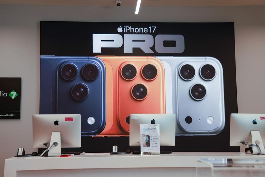 Iphone 17 pro max egy kirakatban.