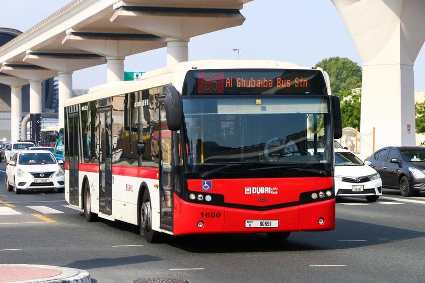 Fehér és piros VDL Citea CLF-120.310 Dubai város utcáin.