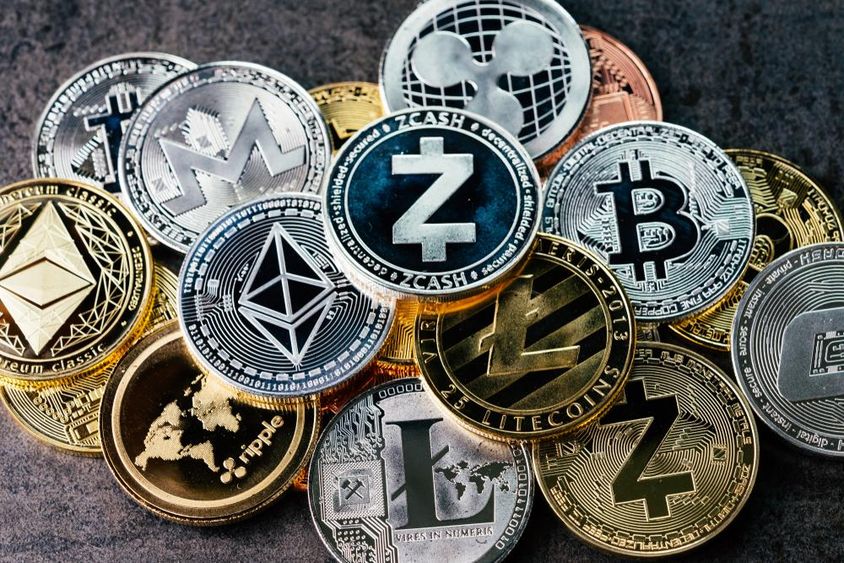 Cryptovaluta különböző fényes ezüst és arany fizikai kriptovaluták szimbólum érmék.