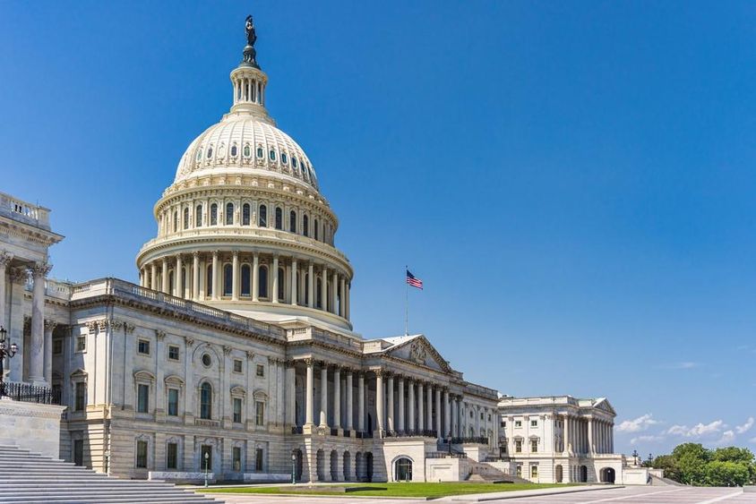 Az Egyesült Államok Capitoliumának épülete az amerikai zászlóval.