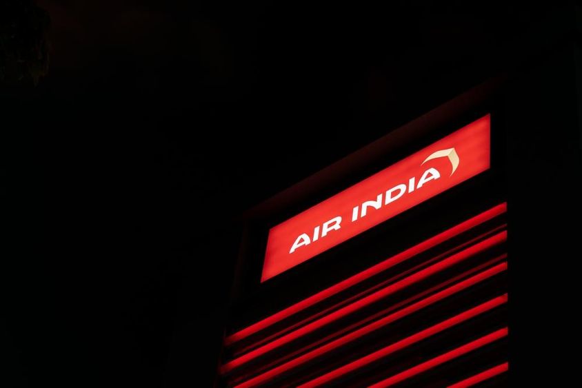 A fekete hátterű Air India logójának képe.