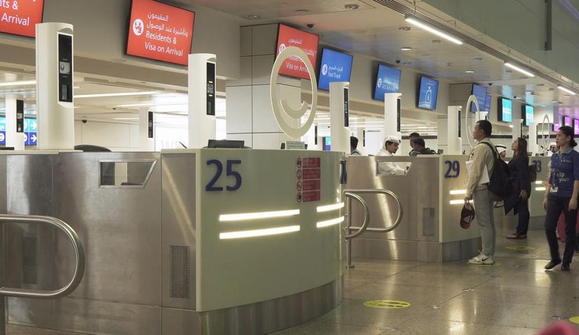 Utasok a vízumkérelem benyújtásának zónájában a Dubai Nemzetközi Repülőtéren.