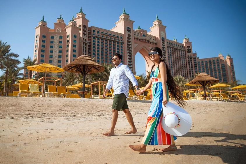 Boldog turista Dubaiban az ünnepek alatt.